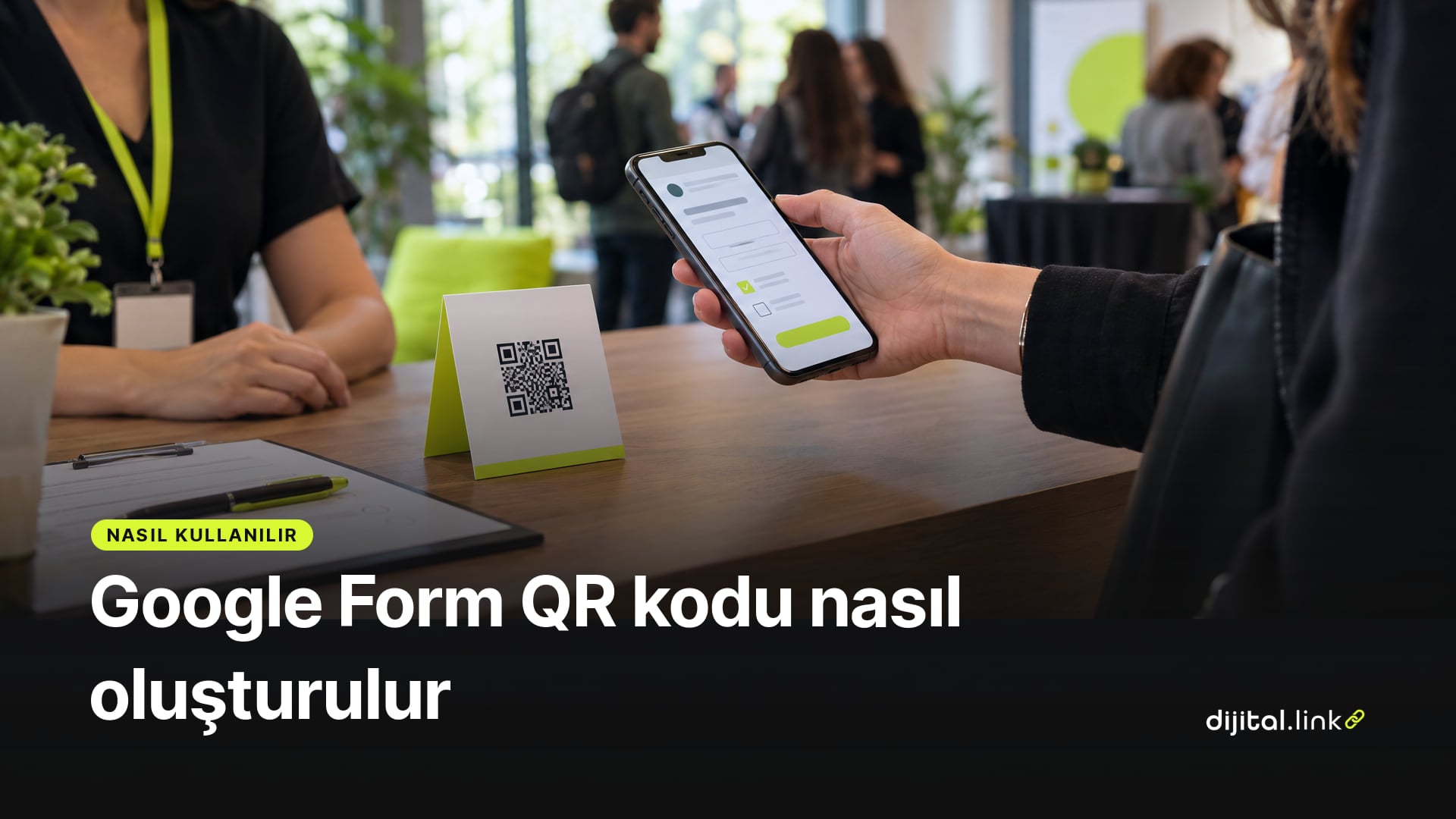 Seminer kayıt masasında QR kodlu masa kartı ve telefonunda açılan kayıt formuna bakan bir katılımcının eli