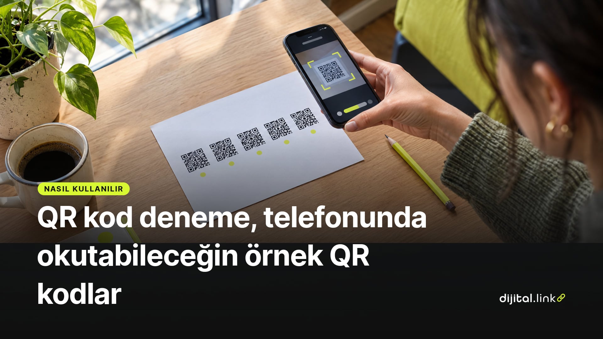 Masadaki bir kâğıtta beş farklı QR kodu ve onları okutmak için tutulan telefon