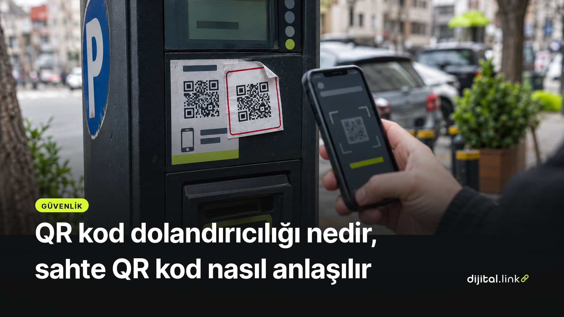 Bir park ödeme makinesindeki QR kodun üstüne sonradan yapıştırılmış, kenarı kalkmış bir etiketin yakın çekimi